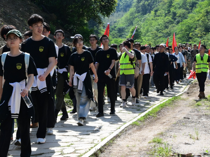 湘潭大学300余名学子重走伟人求学路