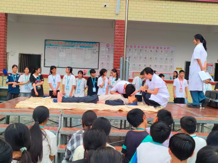 “我学会做人工呼吸了” 江华县小圩中学联合乡卫生院开展防溺水安全演练活动