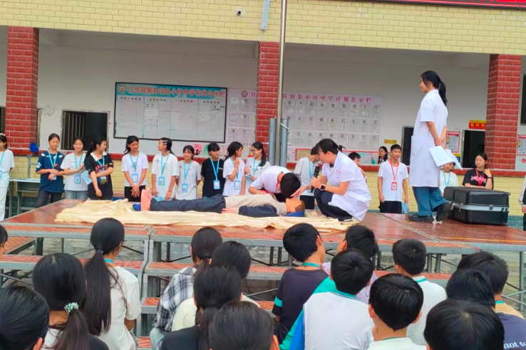 “我学会做人工呼吸了” 江华县小圩中学联合乡卫生院开展防溺水安全演练活动