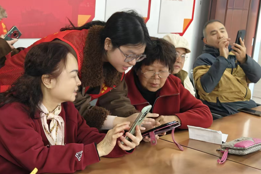 校际携手智助银发族跨越“数字鸿沟” ——湖南女子学院开展老年 AI 素养公益活动
