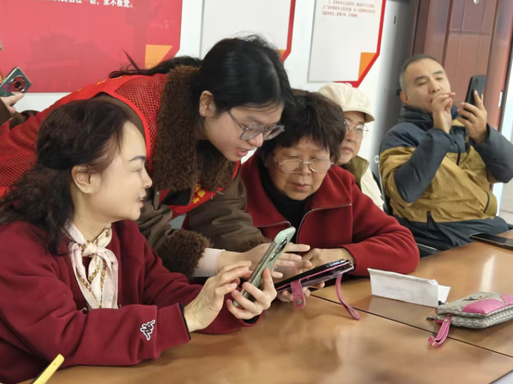 校际携手智助银发族跨越“数字鸿沟” ——湖南女子学院开展老年 AI 素养公益活动