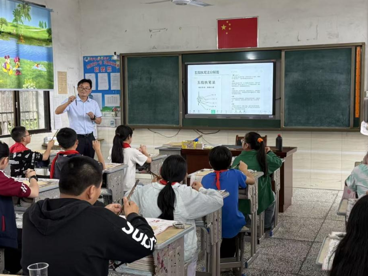 桃江：翰墨送教润童心  书法传承进村小