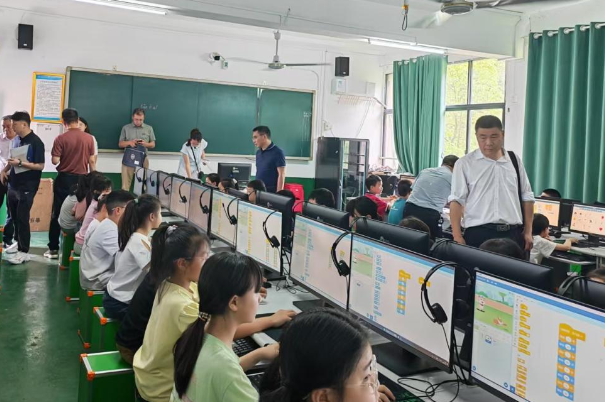 湖南省中小学人工智能教育专项调研组走进涟源市七星街镇中心小学