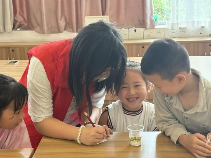 湖南第一师范学院：志愿者将劳模精神“种”进孩子们的心里