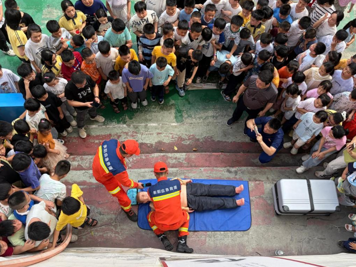 以练筑防 衡南县泉溪联合学校中心小学举行消防、防溺水、急救综合演练