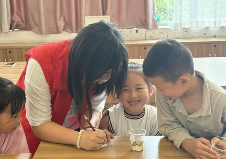 湖南第一师范学院：志愿者将劳模精神“种”进孩子们的心里