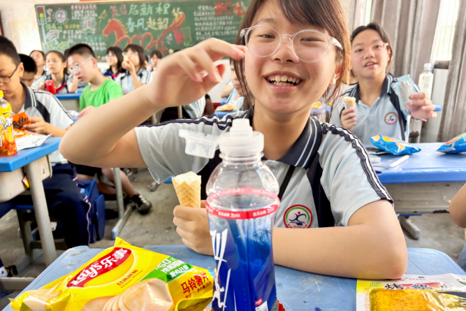衡东县新塘镇中心学校：老师为学生“抢零食”