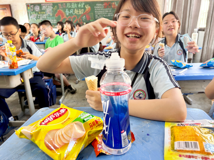 衡东县新塘镇中心学校：老师为学生“抢零食”