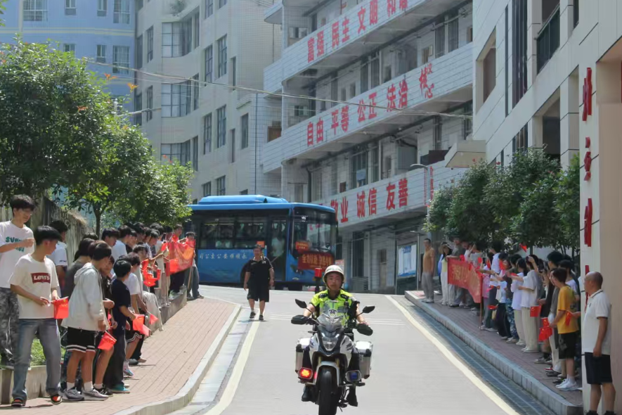 永顺二中：专车护航赴演练 凝心备战迎高考
