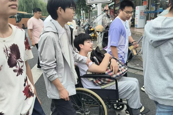 常德朗州高级中学：推着轮椅赴考场，这群少年暖了整条街