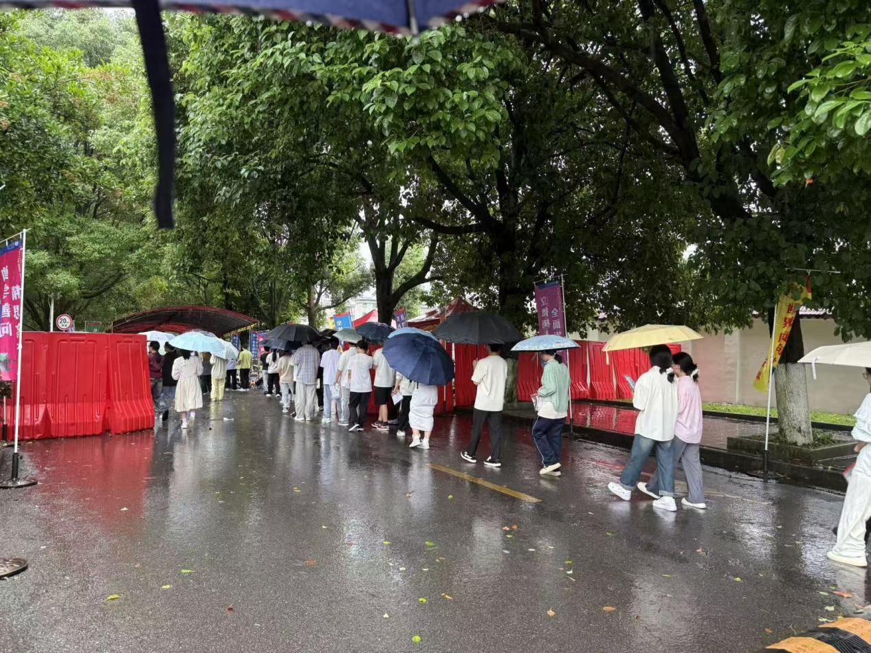 花垣县边城高级中学考点：暴雨中的温暖守护_QQ浏览器图片提取_2.jpg