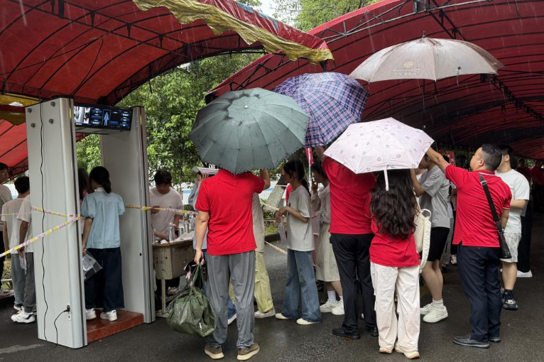 花垣县边城高级中学：暴雨中的温暖守护