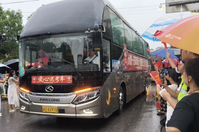 风雨无阻 凤凰县多方联动为高考学子筑起“暖心通道”