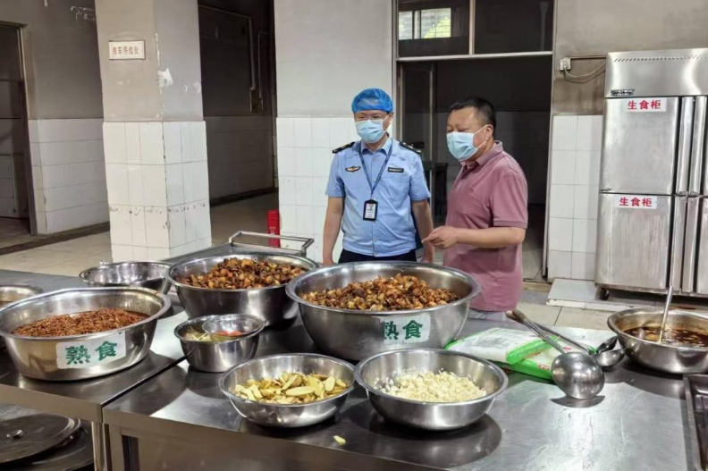 考场外，也有人在“答卷”——石门一中全力护航高考首日