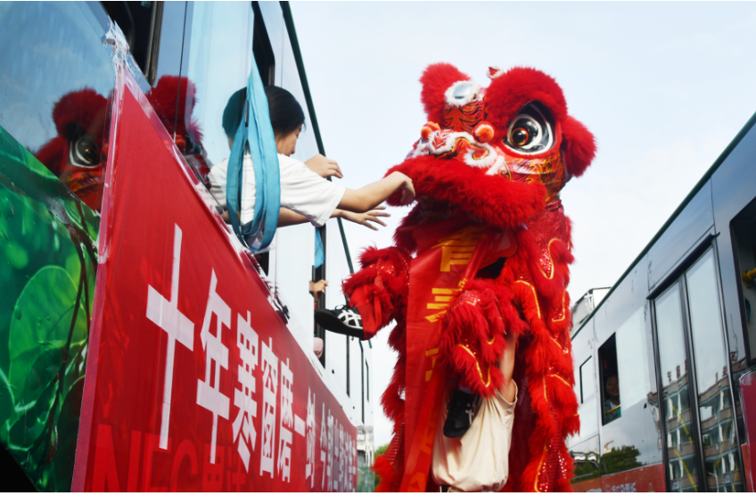  江永县三中：高考首日  暖心送考