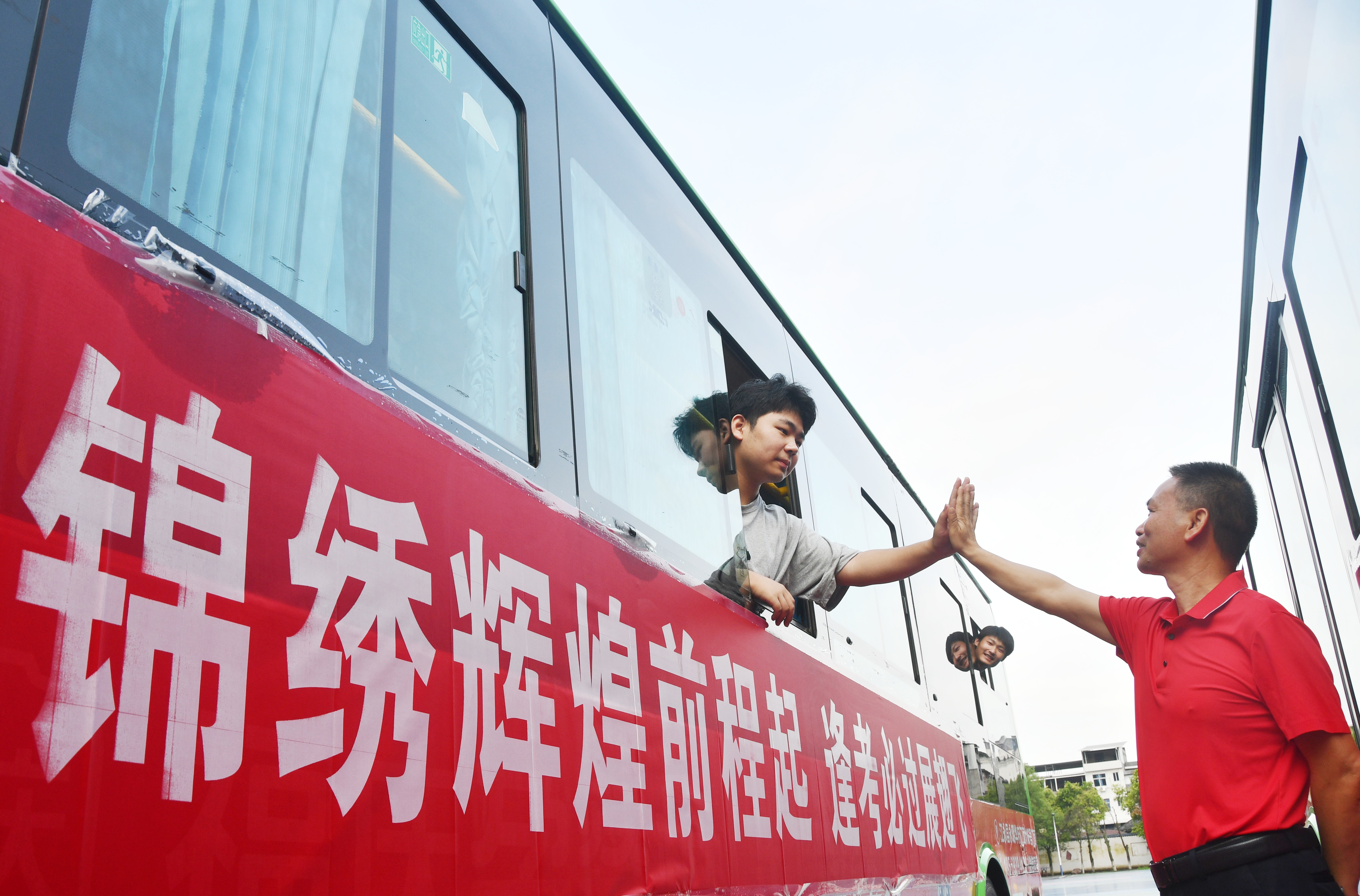 2026年高考拉开帷幕 江永县三中 暖心送考（田如瑞）_QQ浏览器图片提取_7.jpg