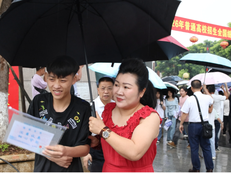 新化：雨中护考 湿了衣襟 暖了人心
