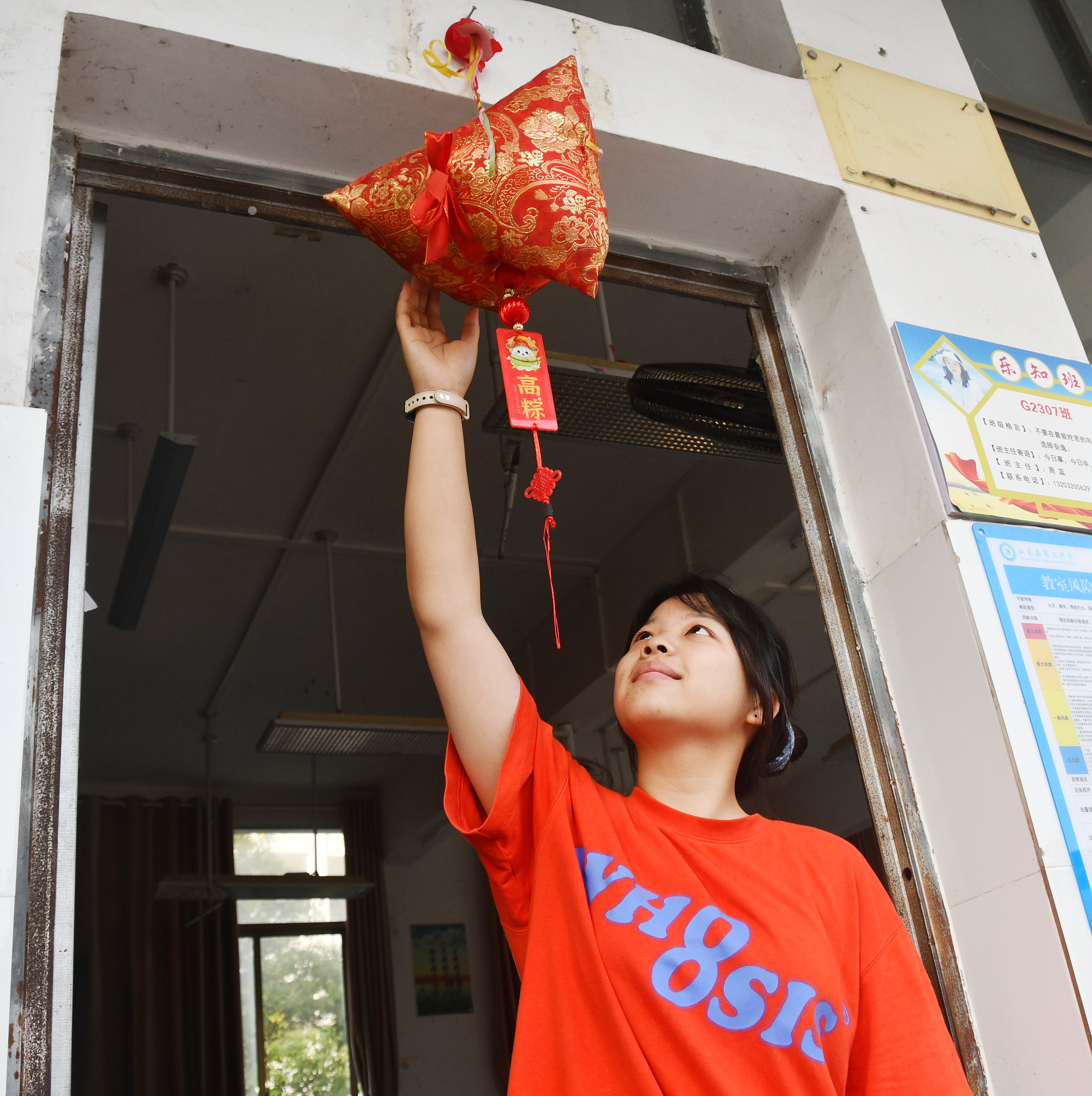2026年高考拉开帷幕 江永县三中 暖心送考（田如瑞）_QQ浏览器图片提取_2.jpg