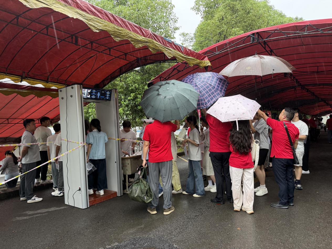 花垣县边城高级中学考点：暴雨中的温暖守护_QQ浏览器图片提取_1.jpg