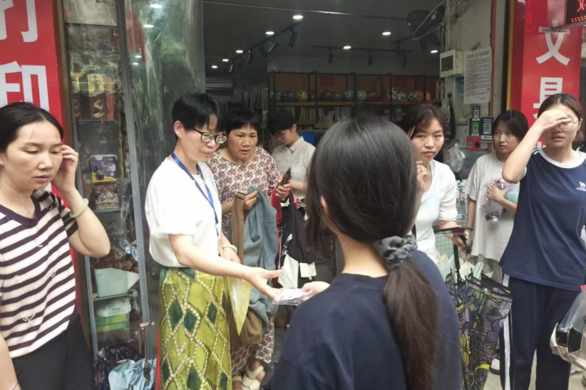 考场外的“育人课” 邵东市职业中专学校师者倾情护考