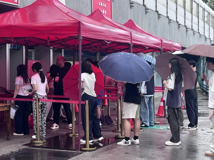 邵东市振华中学：细雨逐梦赴征程 暖心护航助高考