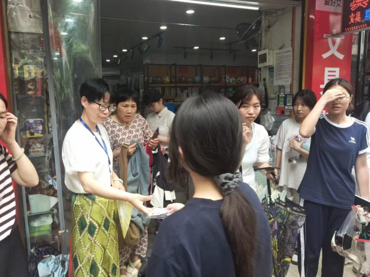 考场外的“育人课” 邵东市职业中专学校师者倾情护考