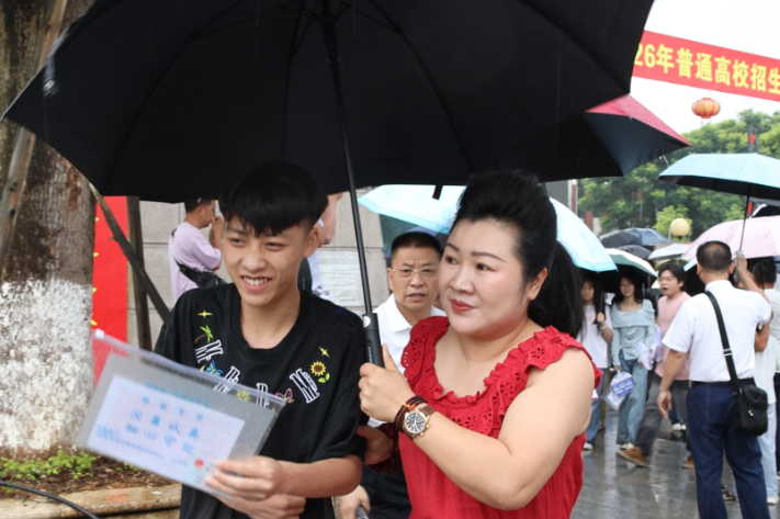 新化：雨中护考 湿了衣襟 暖了人心