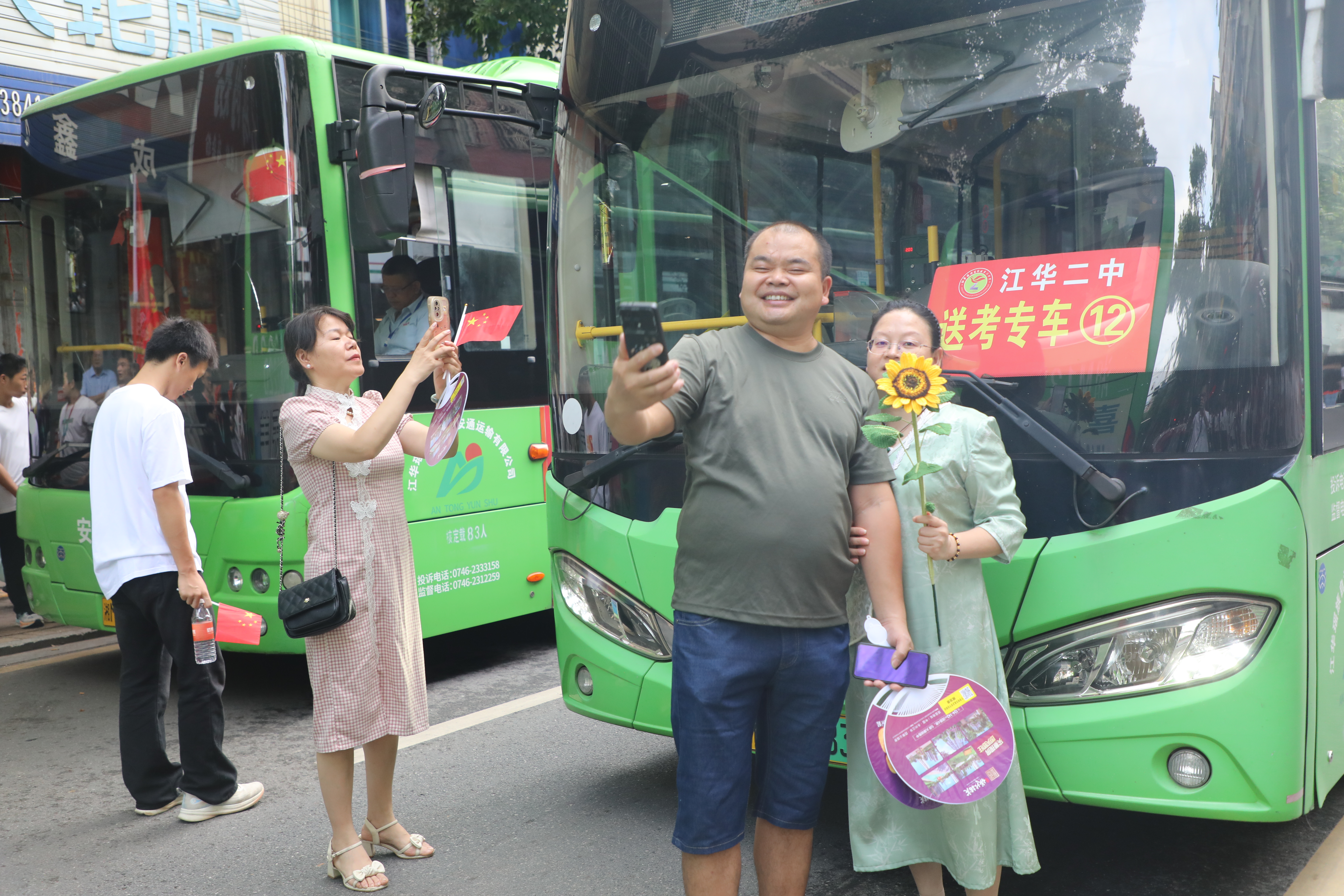 高考首日，江华二中考点送考家长在送考车前合影，祝福高考。唐世日摄.JPG