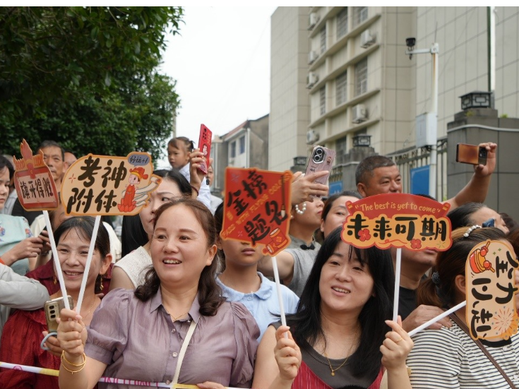 桃源二中：现场相守，云端相望，家长爱意伴学子赴考场