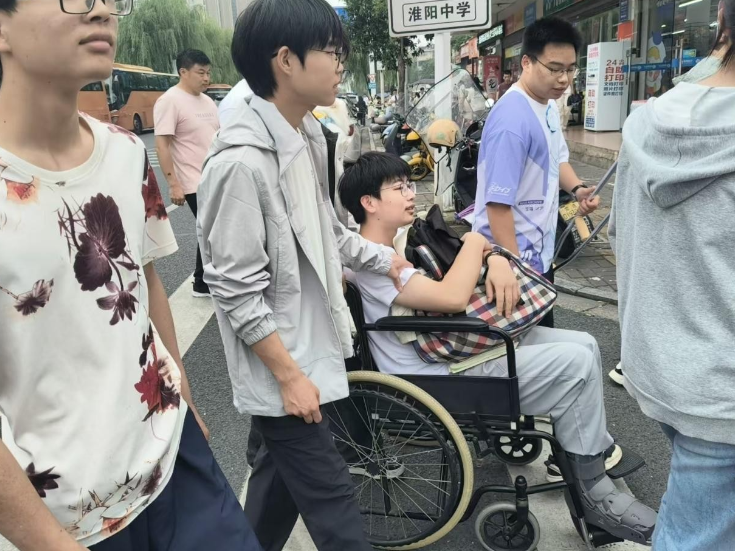 常德朗州高级中学：推着轮椅赴考场，这群少年暖了整条街