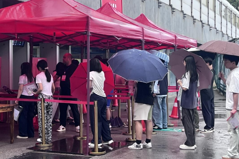 邵东市振华中学：细雨逐梦赴征程 暖心护航助高考