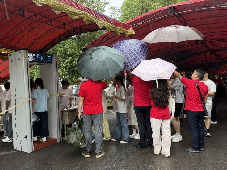 花垣县边城高级中学：暴雨中的温暖守护