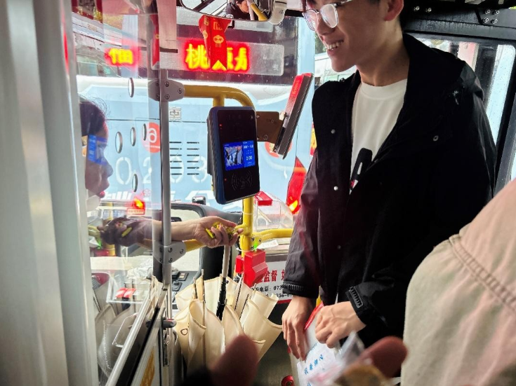 一块姜糖一份暖 桃源公交情满赶考路