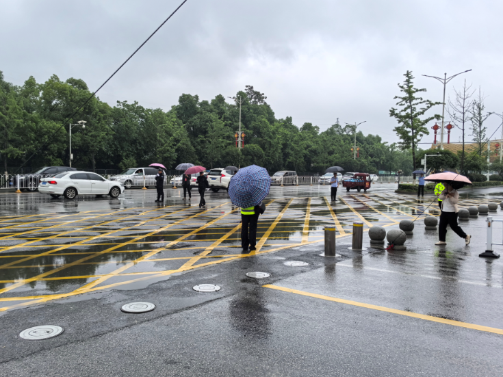 临湘：风雨迎高考 全城齐守护