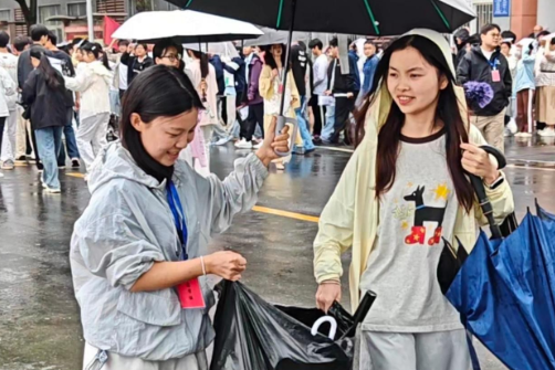 石门：风雨骤降温 考场“御寒”见温情