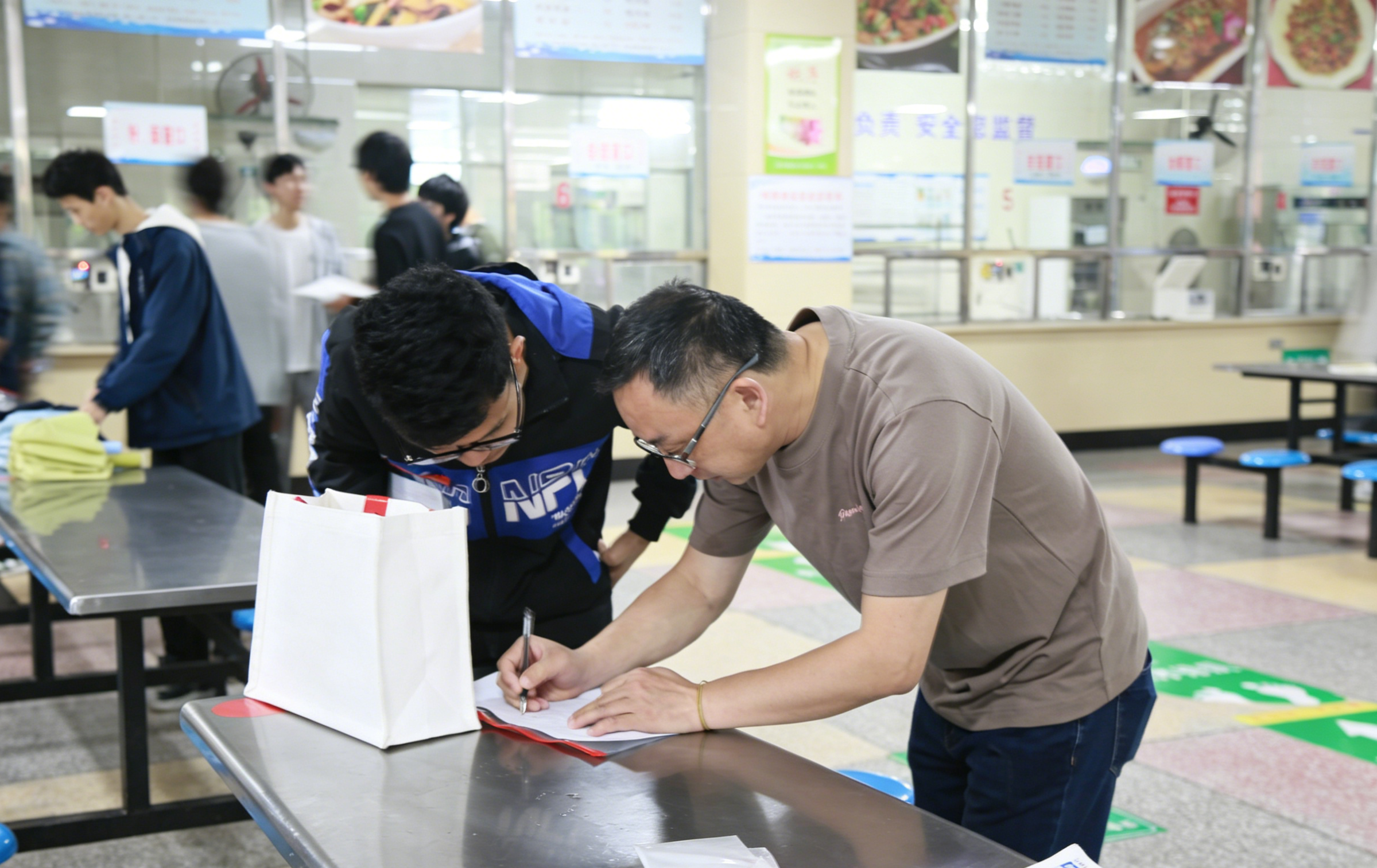 大雨无惧 温情护考!芷江考点暖心护航学子从容应考_QQ浏览器图片提取_6.jpg 大雨无惧 温情护考!芷江考点暖心护航学子从容应考_QQ浏览器图片提取_6.jpg