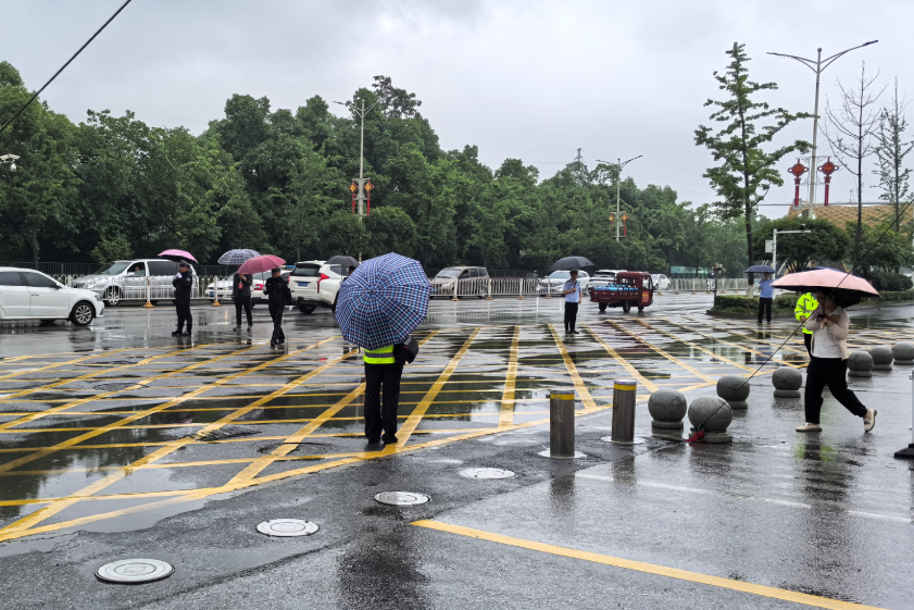 临湘：风雨迎高考 全城齐守护