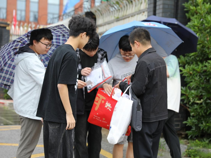 邵东：考场外的“无声接力赛”