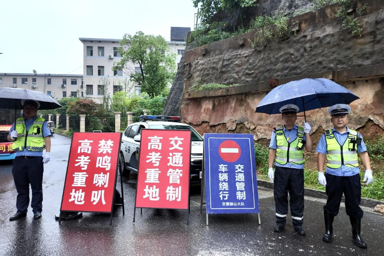 益阳市赫山区：“交警蓝”“环卫橙”风雨护航高考路