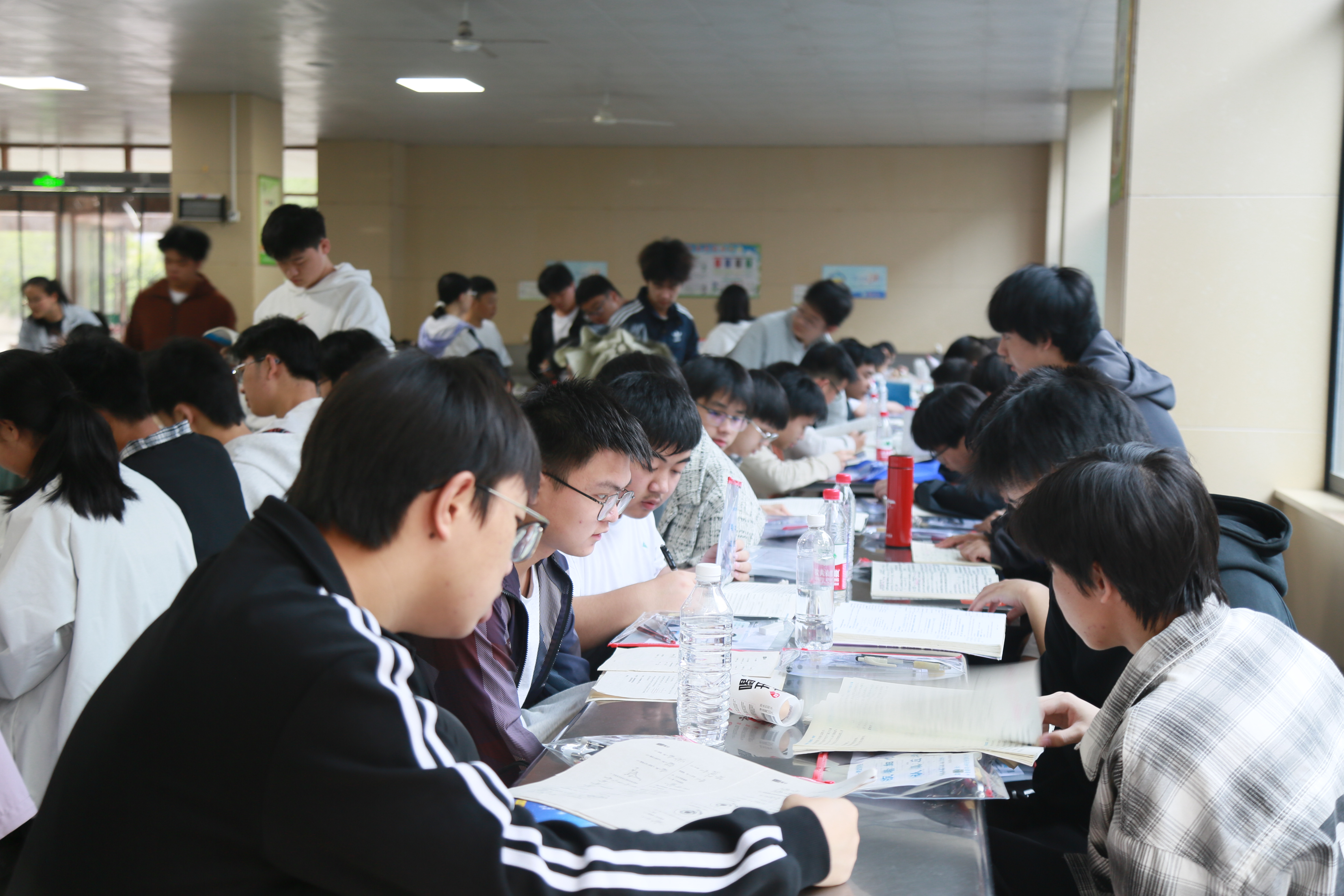 大雨无惧 温情护考!芷江考点暖心护航学子从容应考_QQ浏览器图片提取_4.jpg 大雨无惧 温情护考!芷江考点暖心护航学子从容应考_QQ浏览器图片提取_4.jpg