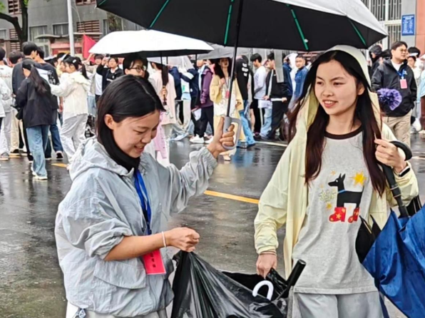 石门：风雨骤降温 考场“御寒”见温情