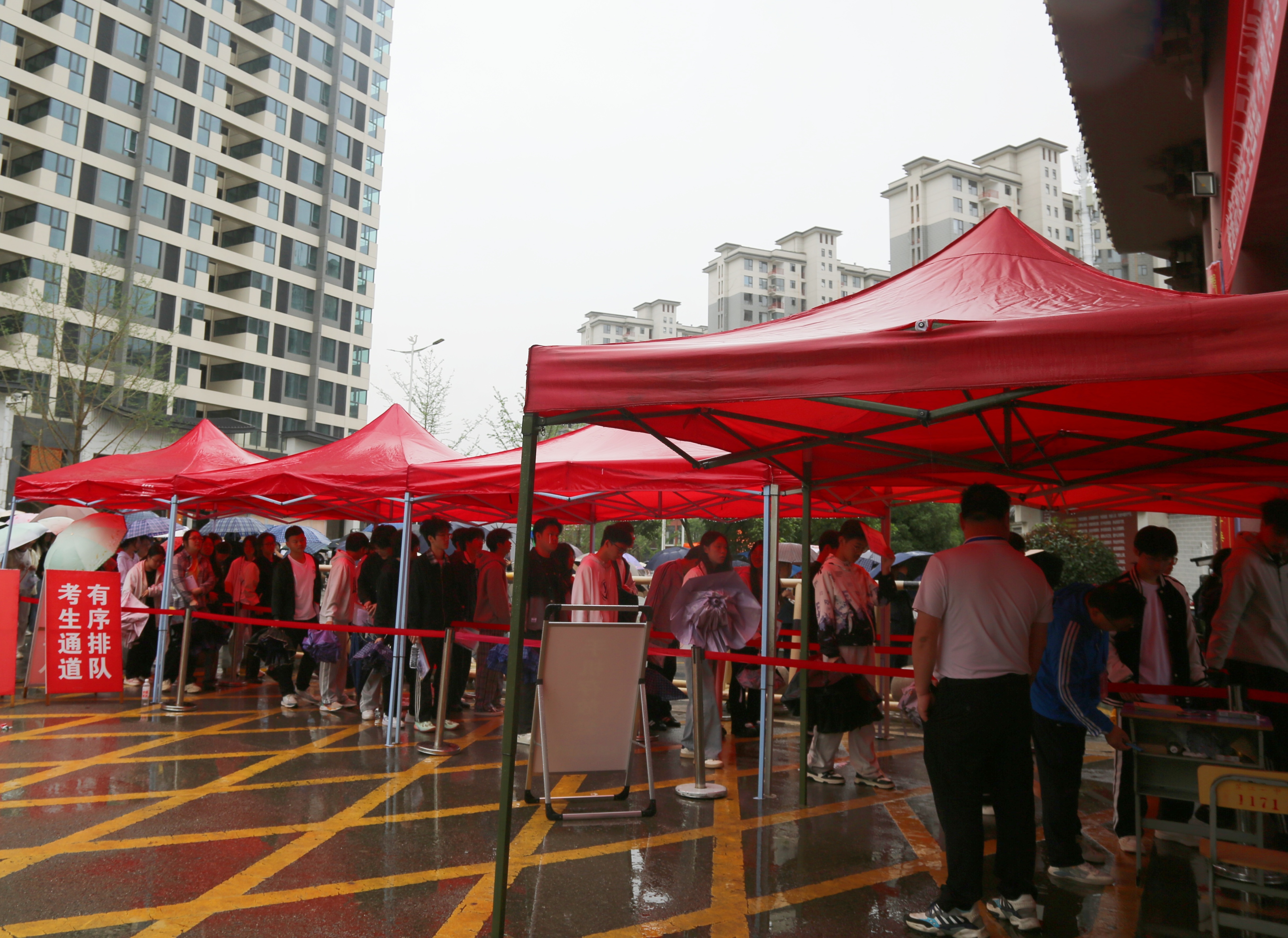 大雨无惧 温情护考!芷江考点暖心护航学子从容应考_QQ浏览器图片提取_1.jpg 大雨无惧 温情护考!芷江考点暖心护航学子从容应考_QQ浏览器图片提取_1.jpg