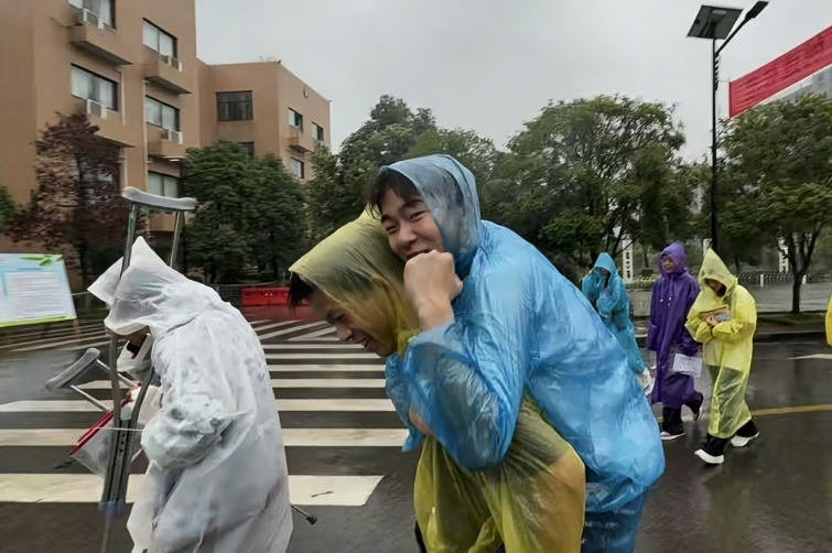 辰溪：细雨伴逐梦 温情护前行 各界暖心护航高考