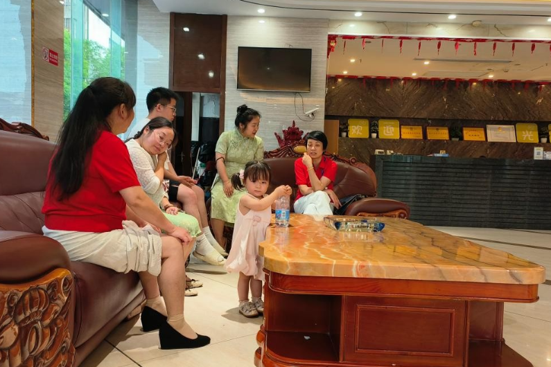 全员守护  温暖同行 ——邵东三中“硬核后援团”暖护高考