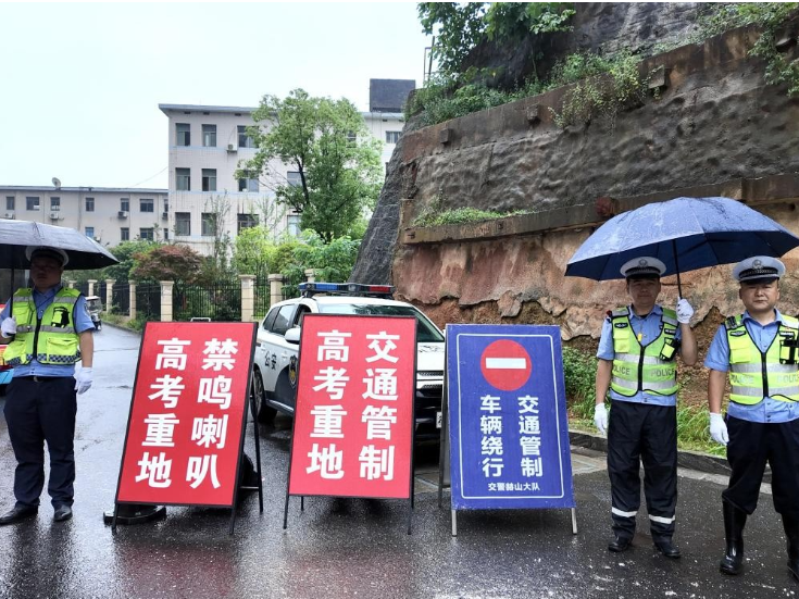 益阳市赫山区：“交警蓝”“环卫橙”风雨护航高考路