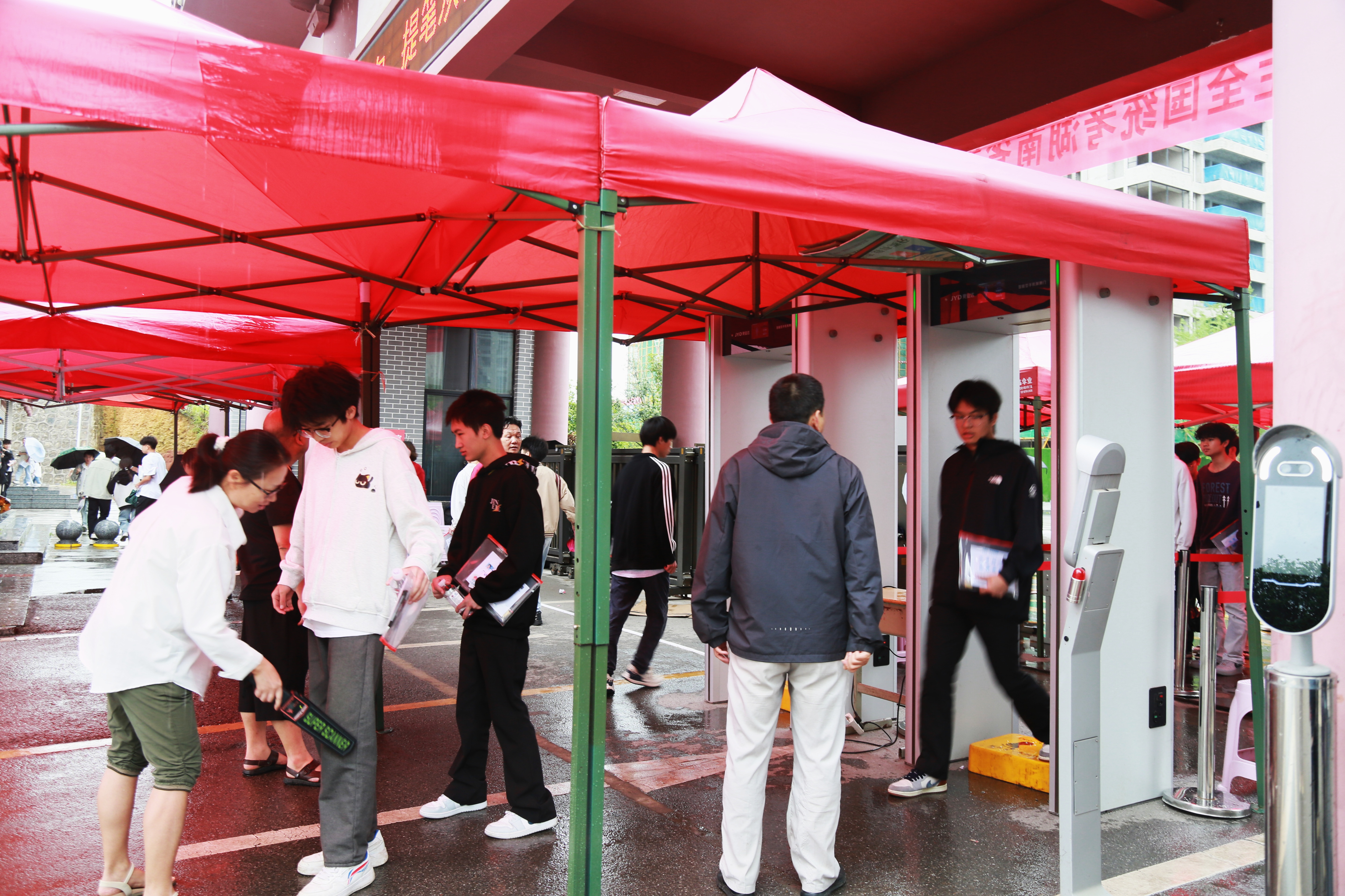 大雨无惧 温情护考!芷江考点暖心护航学子从容应考_QQ浏览器图片提取_9.jpg 大雨无惧 温情护考!芷江考点暖心护航学子从容应考_QQ浏览器图片提取_9.jpg
