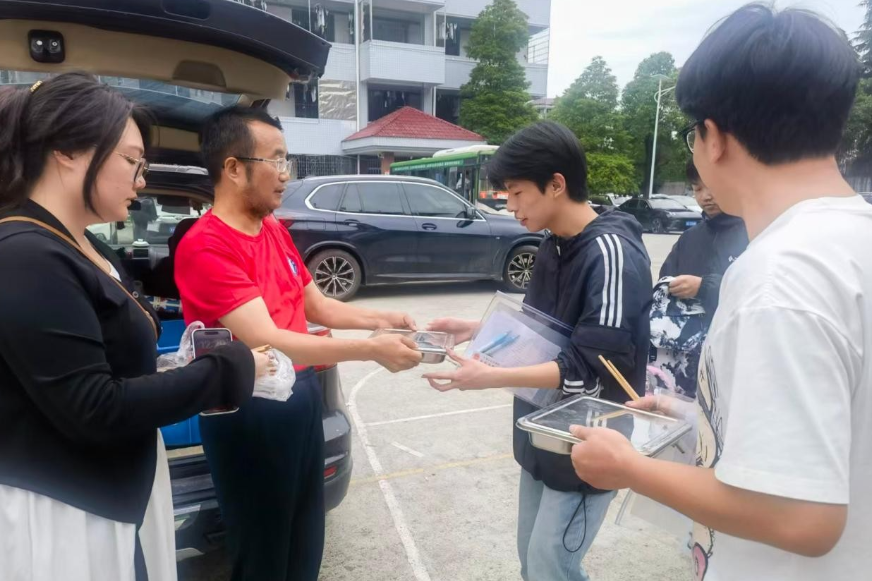 新化县资江高级中学：全力做好高考后勤保障工作
