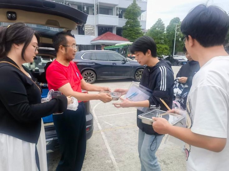 新化县资江高级中学：全力做好高考后勤保障工作