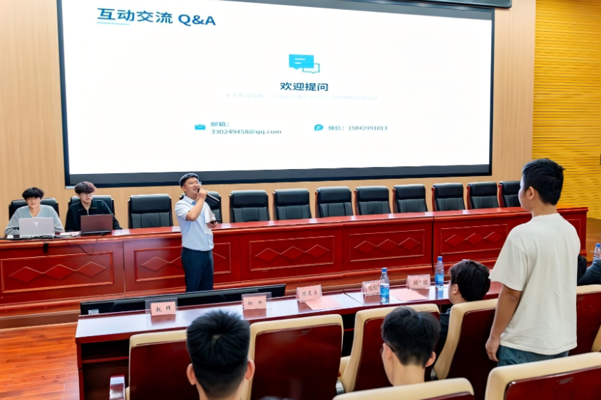 “平民英雄”陈佳校友与湖南工学院电信学子话成长