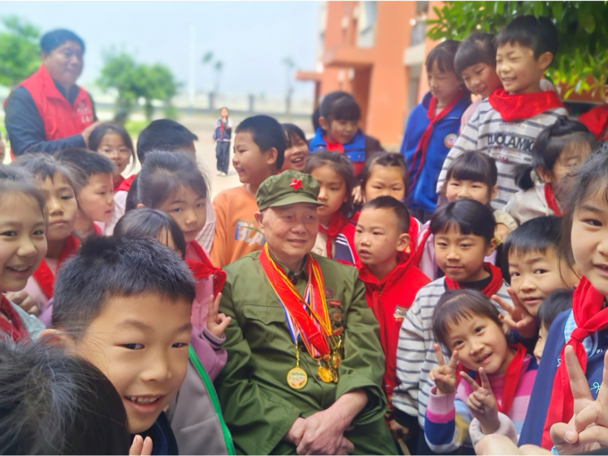 世界读书日，92岁抗美援朝老兵为资阳学子上了一堂思政课